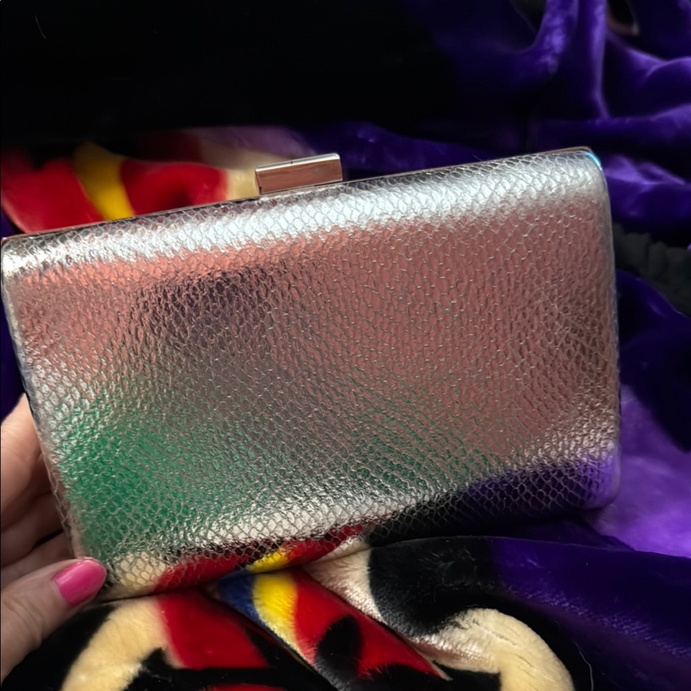 NWT Ester & Lilly Elegant Silver Clutch Bag with silver crossbody chain